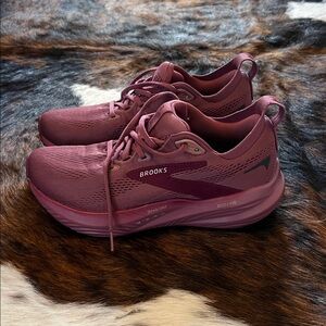 Brooks Women's Athletic Shoes - Burgundy